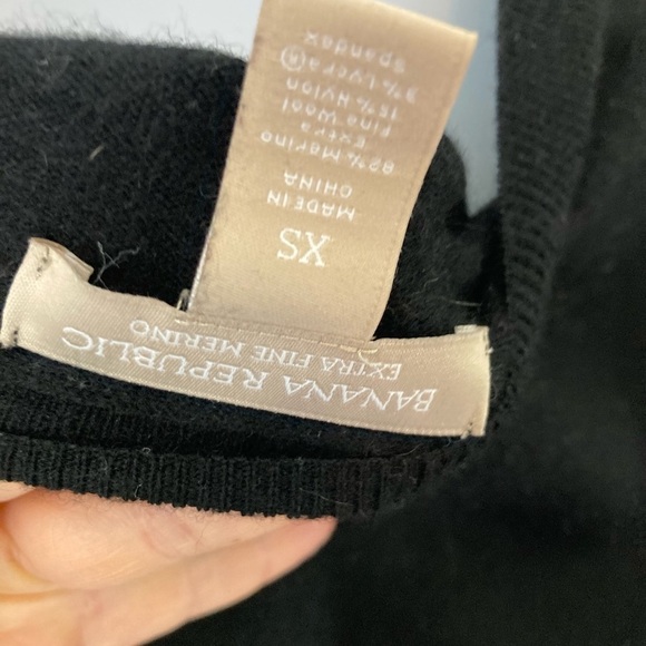 Banana Republic Black Knit Sweater with buttons and sequin XS - Picture 4 of 4